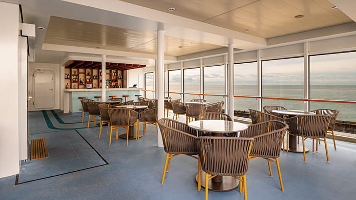 The Lido Bar aboard Spirit of Discovery